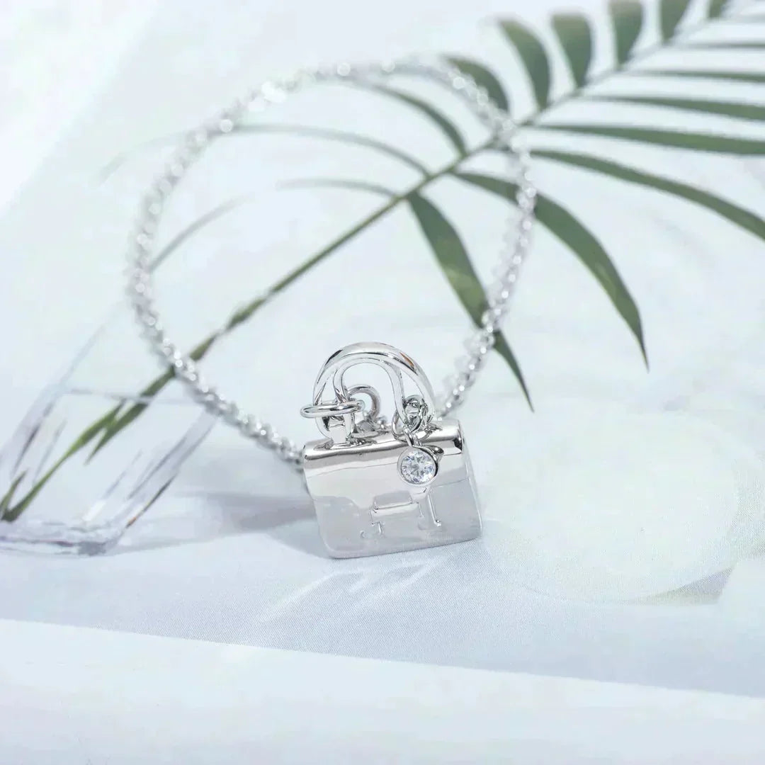 ¡®Armor-¡¯AMULETTE PEDANT SILVER NECKLACE