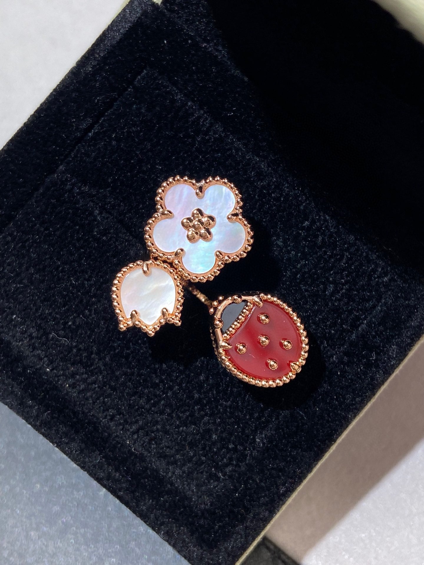 ¡®Armor-¡¯LUCKY 3 MOTIF ROSE GOLD RING