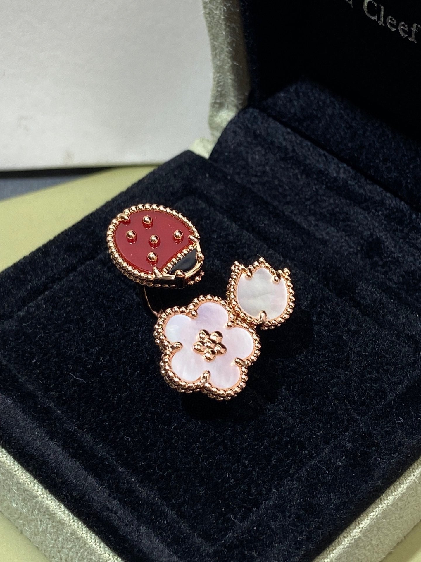 ¡®Armor-¡¯LUCKY 3 MOTIF ROSE GOLD RING