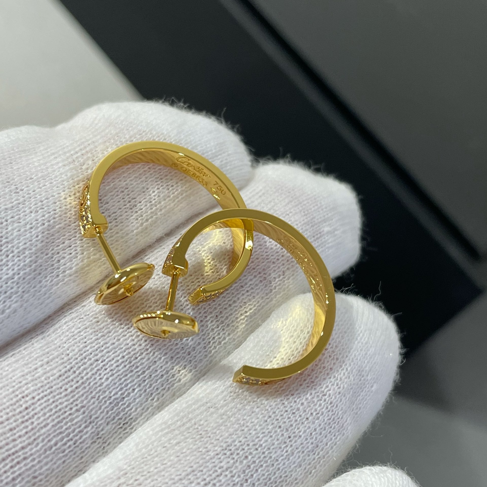 ¡®Armor-¡¯LOVE DIAMOND GOLD HOOP EARRINGS