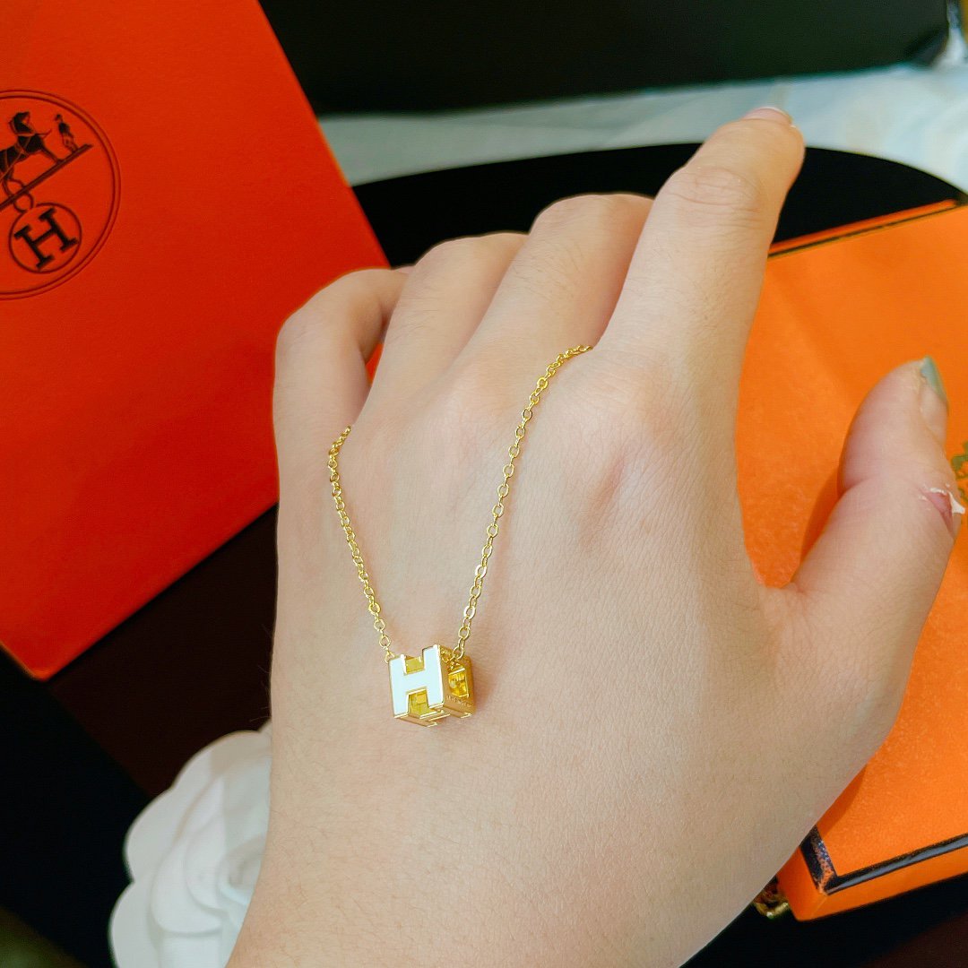 ¡®Armor-¡¯H WHITE SQUARE GOLD NECKLACE